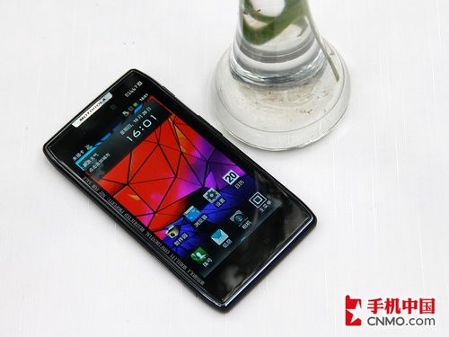 摩托罗拉XT910手机正面图片